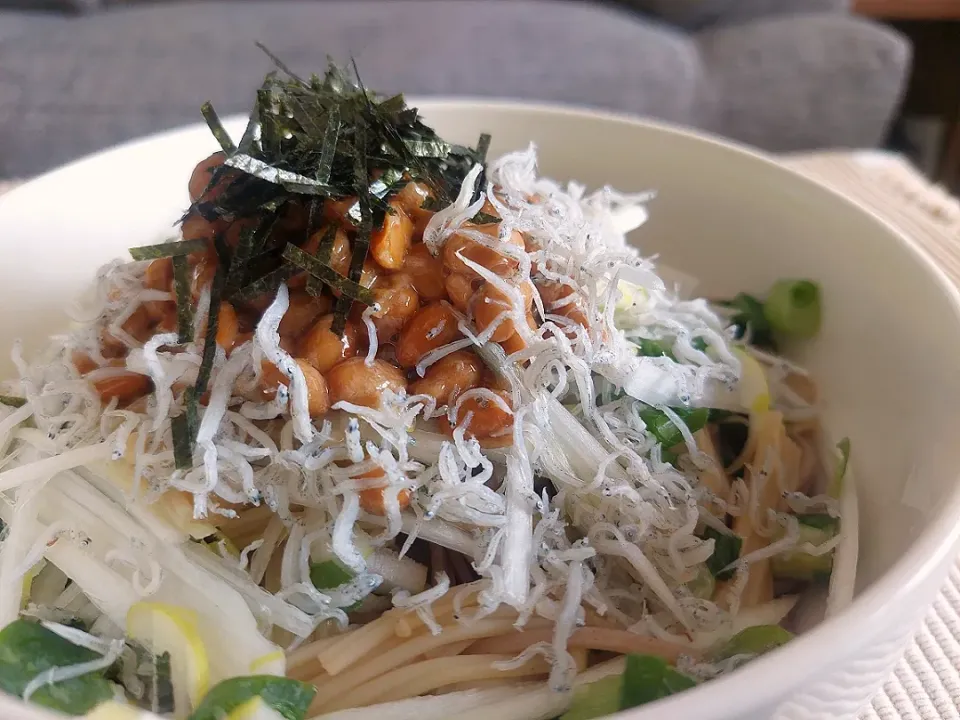 ネギたっぷり納豆しらす蕎麦
蕎麦が見えん😅|しあるさん