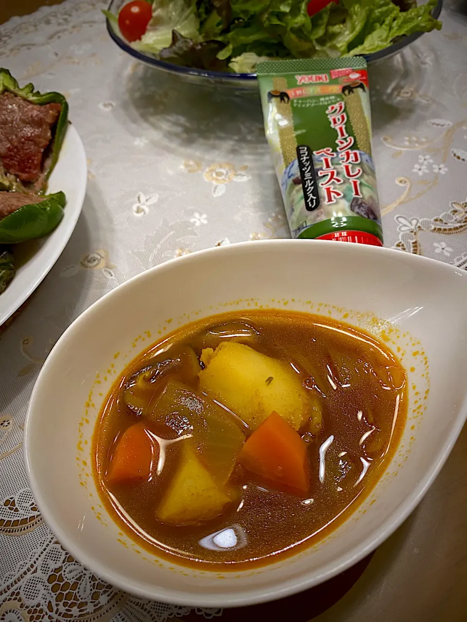 夕飯　カレースープ、ピーマンの肉詰め、サラダ|のむのむさん