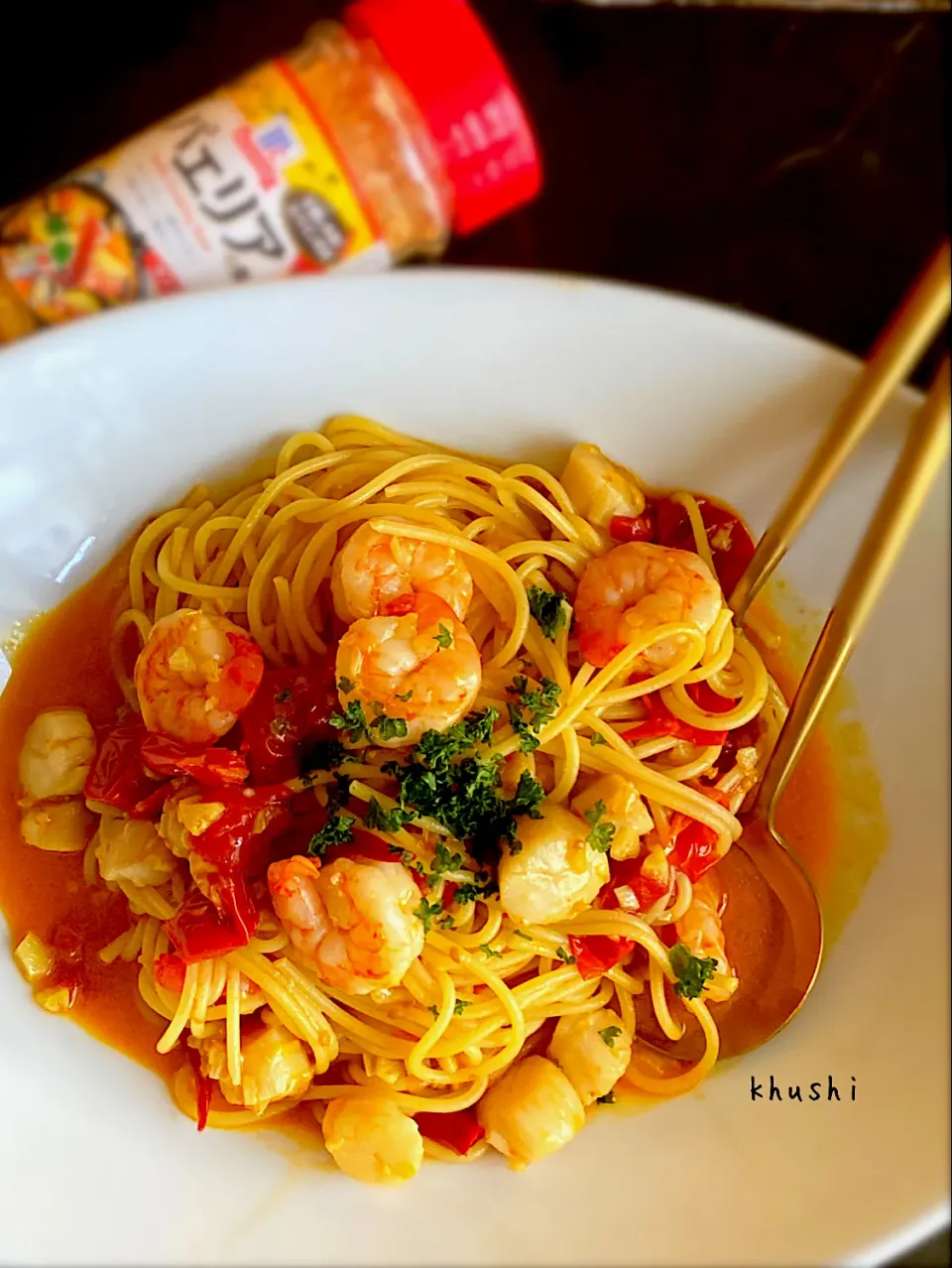 海老🦐・帆立・セミドライトマト🍅のアーリオオーリオ🌶〜隠し味にパエリアの素🥘〜旨味爆発💣|KOZUEさん