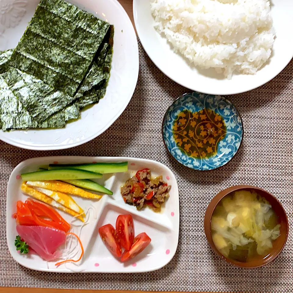 自分で恵方巻き作るセット😊、お味噌汁、トマト、ガパオライスの残り|ひまさん