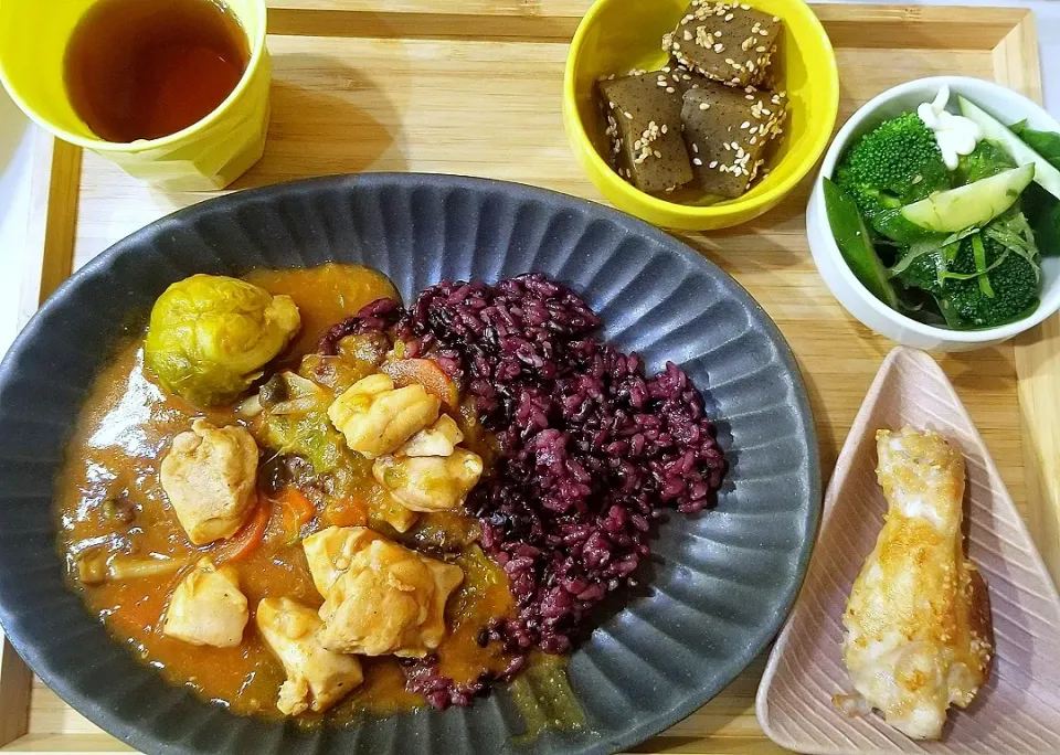 トマトスープからのトマトカレー⭐手羽元揚げ|きむめぐさん