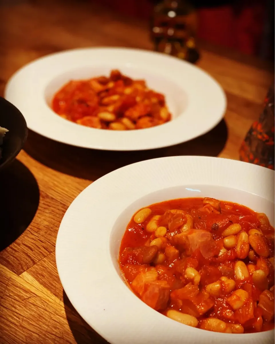 Dinner Time 
Pork’N’Beans in Tomato Sauce 🥫 with Freshly Made Butter Mash Potatoes 🥔 
#porknbeans 
#mashpotatoes 
#chefemanuel 
#homecooking|Emanuel Hayashiさん