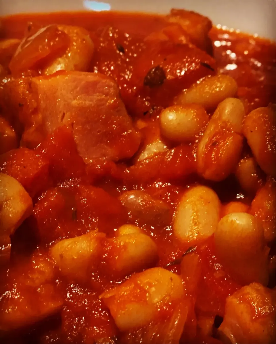 Snapdishの料理写真:Dinner Time 
Pork’N’Beans in Tomato Sauce 🥫 with Freshly Made Butter Mash Potatoes 🥔 
#porknbeans 
#mashpotatoes 
#chefemanuel 
#homecooking|Emanuel Hayashiさん