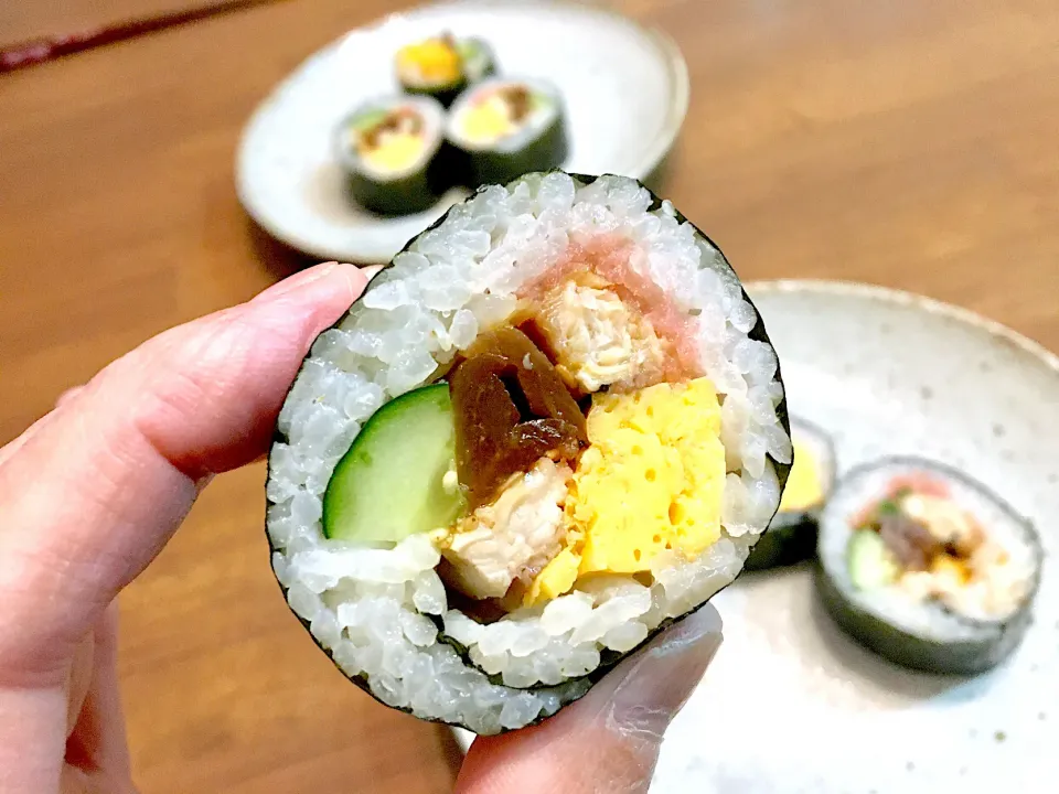 魚屋さんの恵方巻き  恵方は全く無視  美味しさ＋お手軽さで節分の夕食はこれ|リフルシャッフルさん