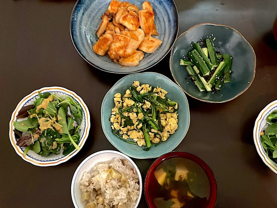 鶏胸肉のガーリック醤油焼き、春菊と卵の白だし炒め、きゅうりの塩昆布和え、さつまいもご飯、春菊とお豆腐のおすまし|ことこさん