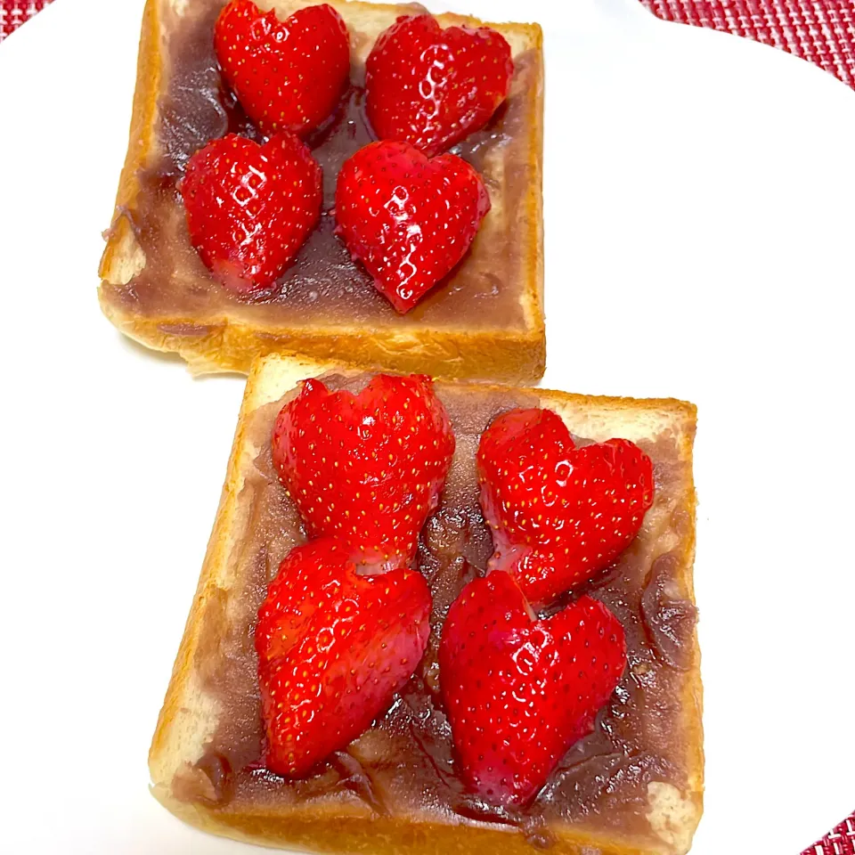 Snapdishの料理写真:🍓いちごバターあんのせパン🍞|Sakuraさん