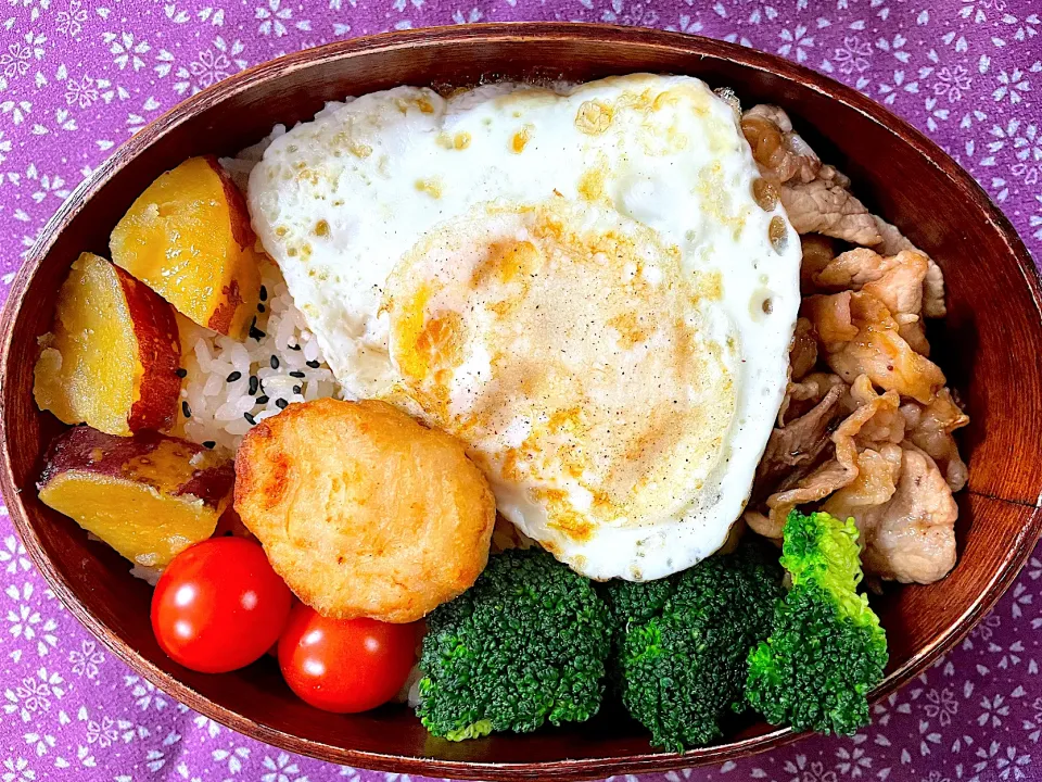 焼肉弁当　目玉焼き入　サツマイモ甘煮|ジャイママさん