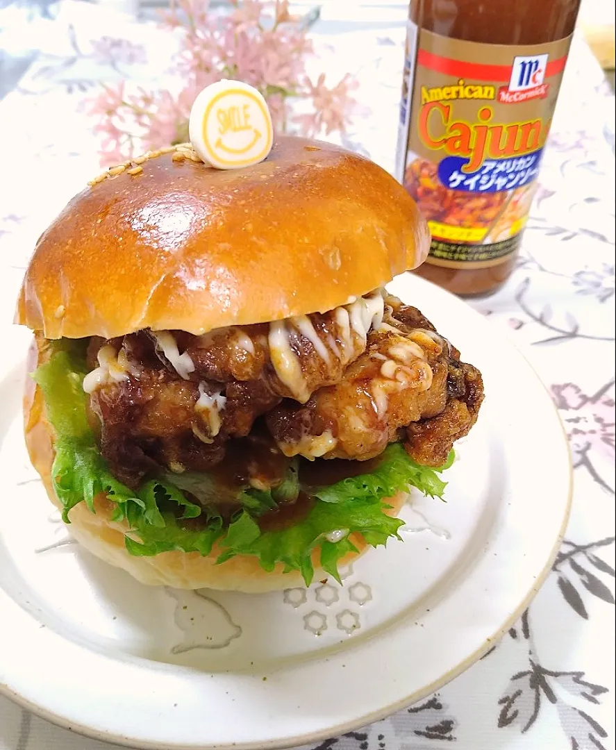 Snapdishの料理写真:ケイジャンソースたっぷり
スパイシーチキンバーガー 🍔|fumi ◡̈⋆さん