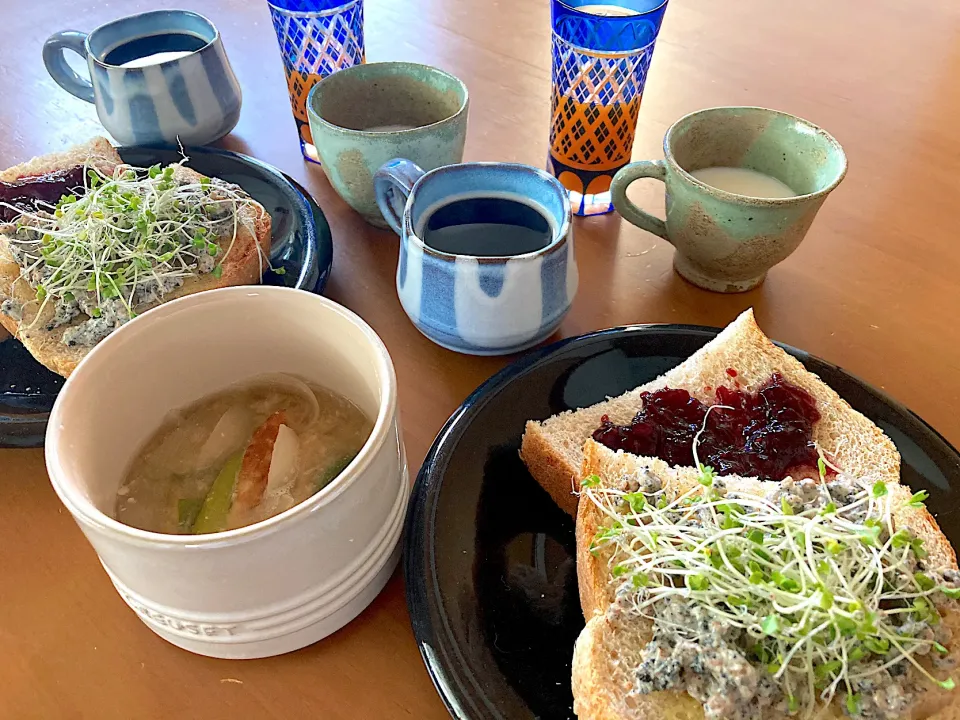 Snapdishの料理写真:昨日のイベントのレシピ❤️大豆のお肉レトルトタイプの胡麻マヨ和えonライ麦食パン|さくたえさん