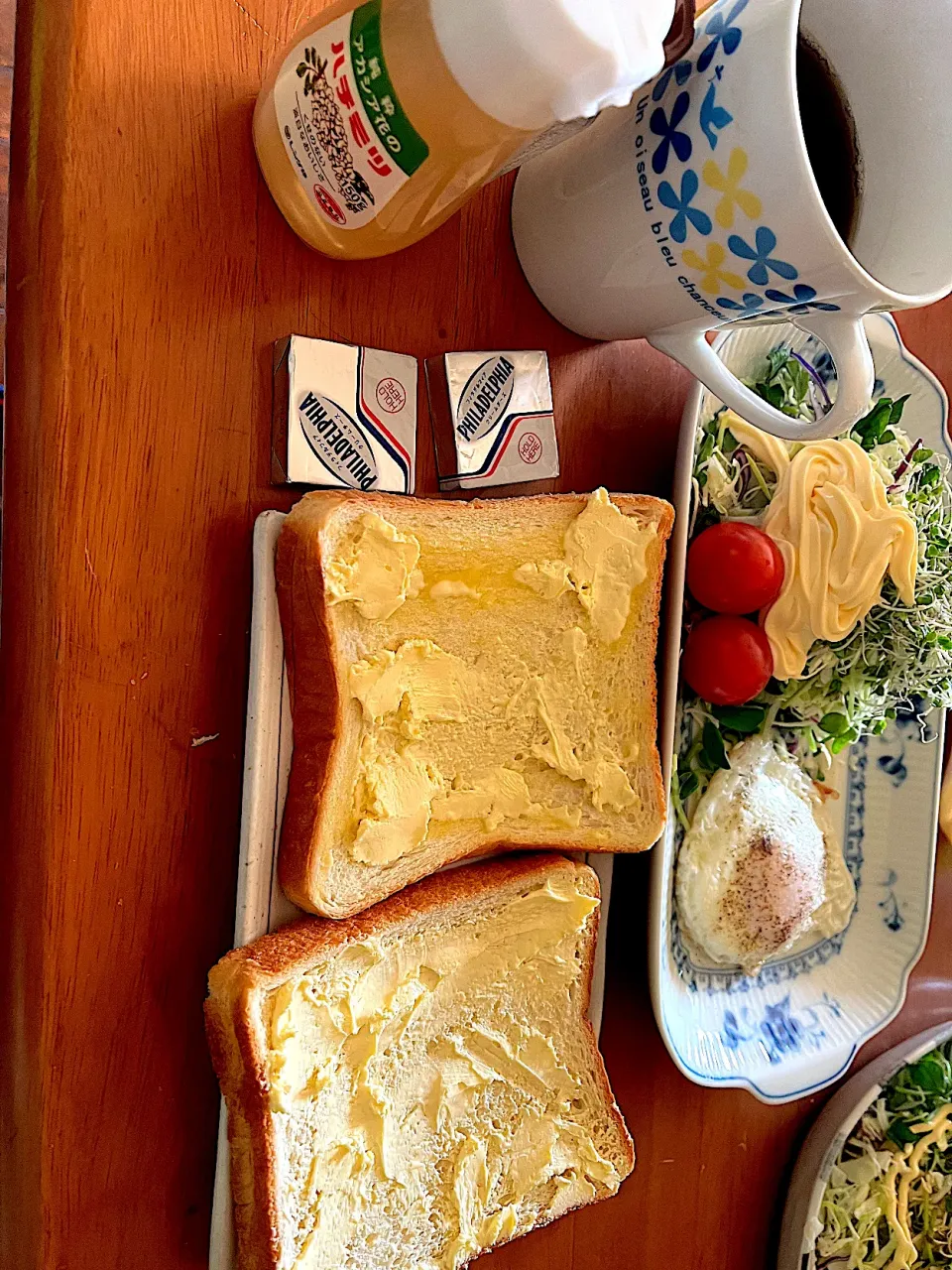 寝起きパンで #朝食 焼いた食パン(ハチミツ、マーガリン、クリームチーズ)、ブロッコリースプラウトサラダ、目玉焼き(ターンオーバーじゃないやつ)、薄しぃコーヒー|ms903さん