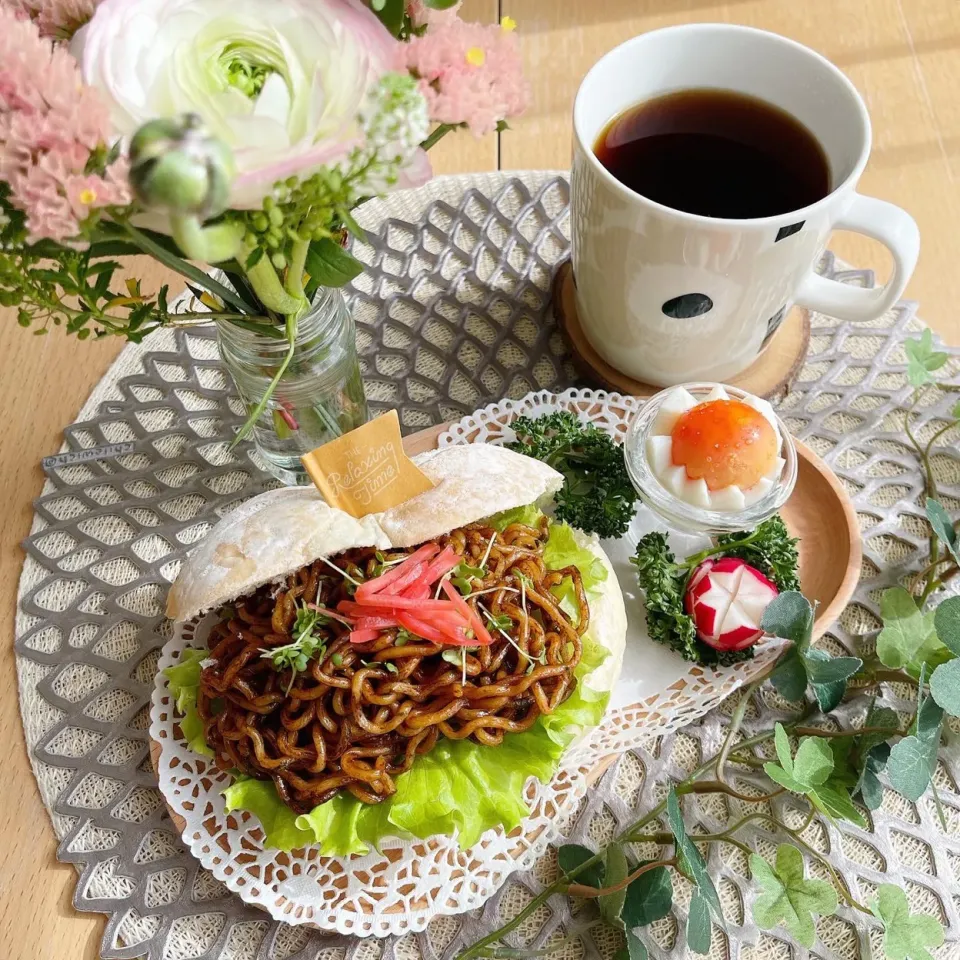 Snapdishの料理写真:2/4❤︎ソース焼きそばサンド🌱✨
〈サンド具材〉
・白パン
・ソース焼きそば
・半熟たまご|Makinsさん