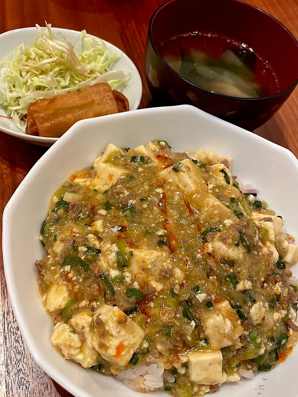 麻婆豆腐丼　ミニ春巻き　ワカメスープ|とゆあさん