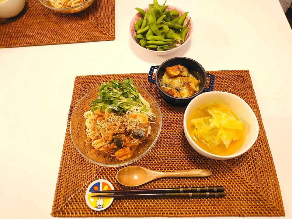 Snapdishの料理写真:今日の夕食　ハリッササバ缶そうめん、キャベツコンソメスープ、じゃがいものゴルゴンゾーラチーズ焼き、枝豆|pinknari🐰🌈さん