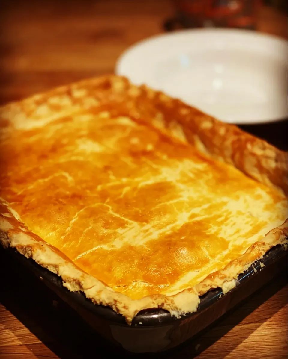 Dinner Time Do you like Pie My Friends
Chicken 🐓 & mushrooms 🍄 Pie with onions 🧅 & Peppers 🫑 with mixed seafood Salad 
#chickenpie #pastry #salad #chefemanu|Emanuel Hayashiさん