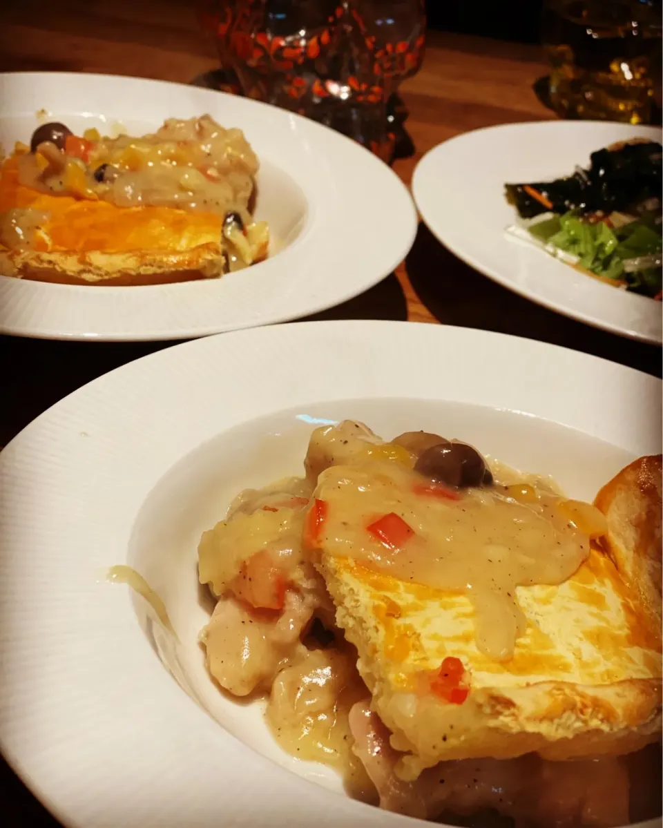 Dinner Time Do you like Pie My Friends
Chicken 🐓 & mushrooms 🍄 Pie with onions 🧅 & Peppers 🫑 with mixed seafood Salad 
#chickenpie #pastry #salad #chefemanu|Emanuel Hayashiさん