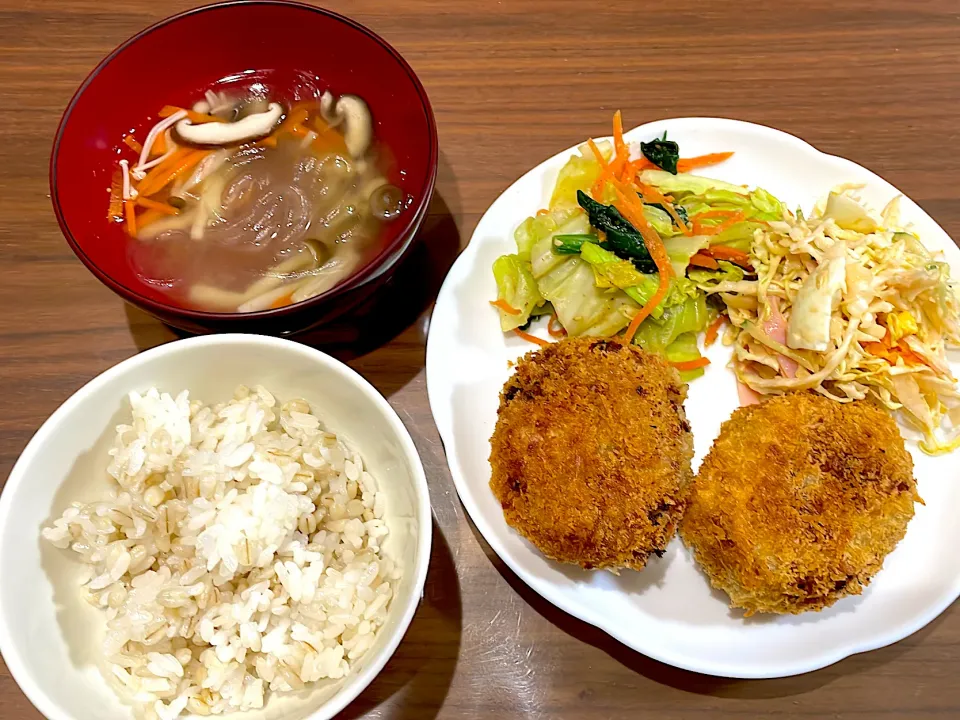 余り肉じゃがコロッケ　キャベツと卵のケチャマヨサラダ　野菜のごま和え　きのこの春雨スープ|おさむん17さん