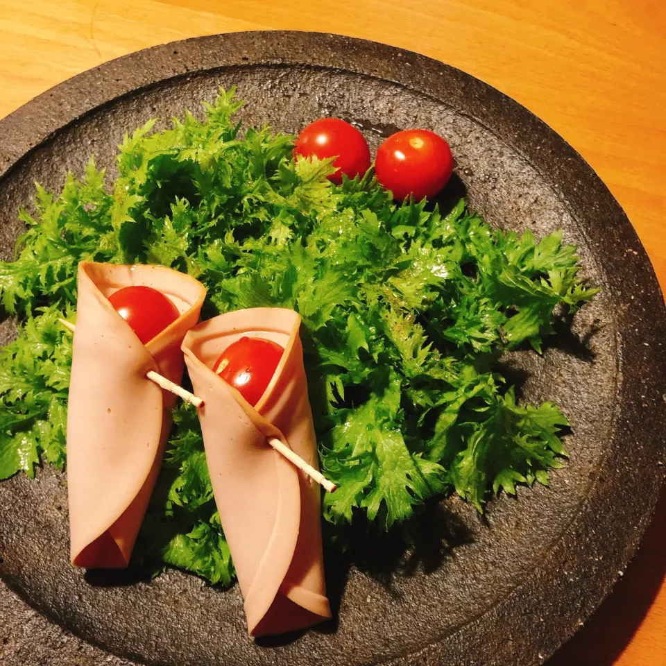 大豆ミートハムとカラシ菜とミニトマトのサラダ|角康広さん