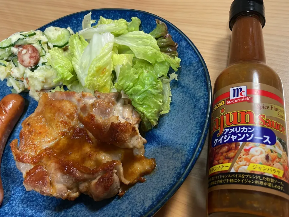 Snapdishの料理写真:ケイジャンソースでチキンソテー✨|かおたまさん