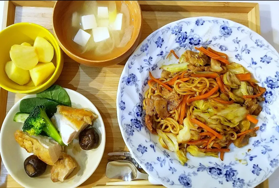 ⭐焼きそば⭐鶏ももいしる揚げ|きむめぐさん