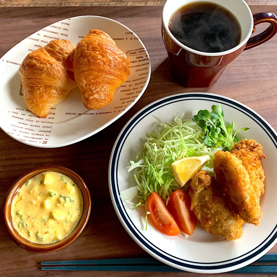 🦪牡蠣フライとミニクロワッサン🥐|ユッキーさん