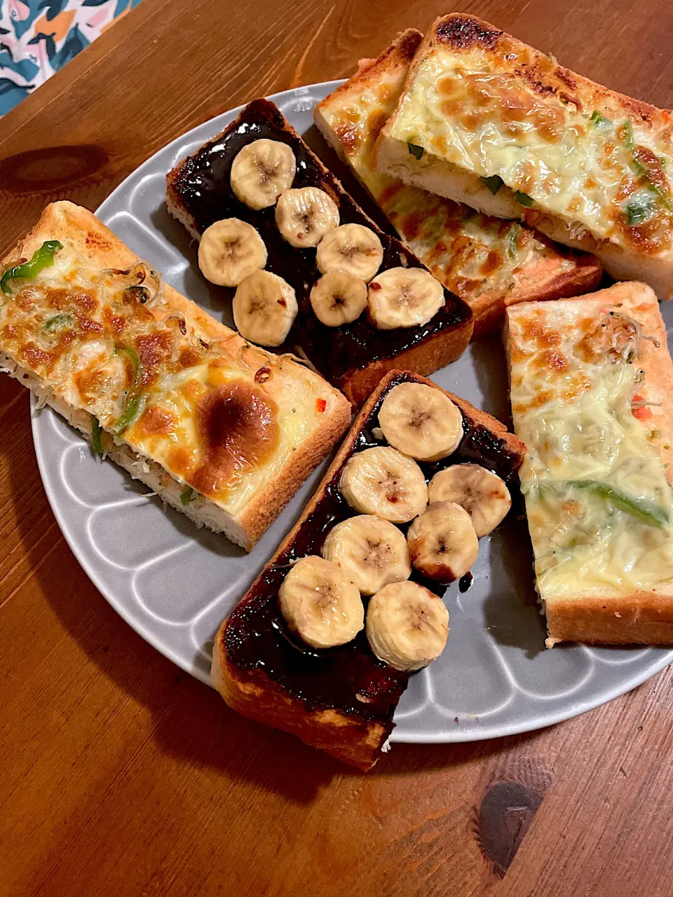 Snapdishの料理写真:たらことしらすのピザトースト、ホットバナナチョコトースト|ＭＡＲＵＥ家の食卓さん