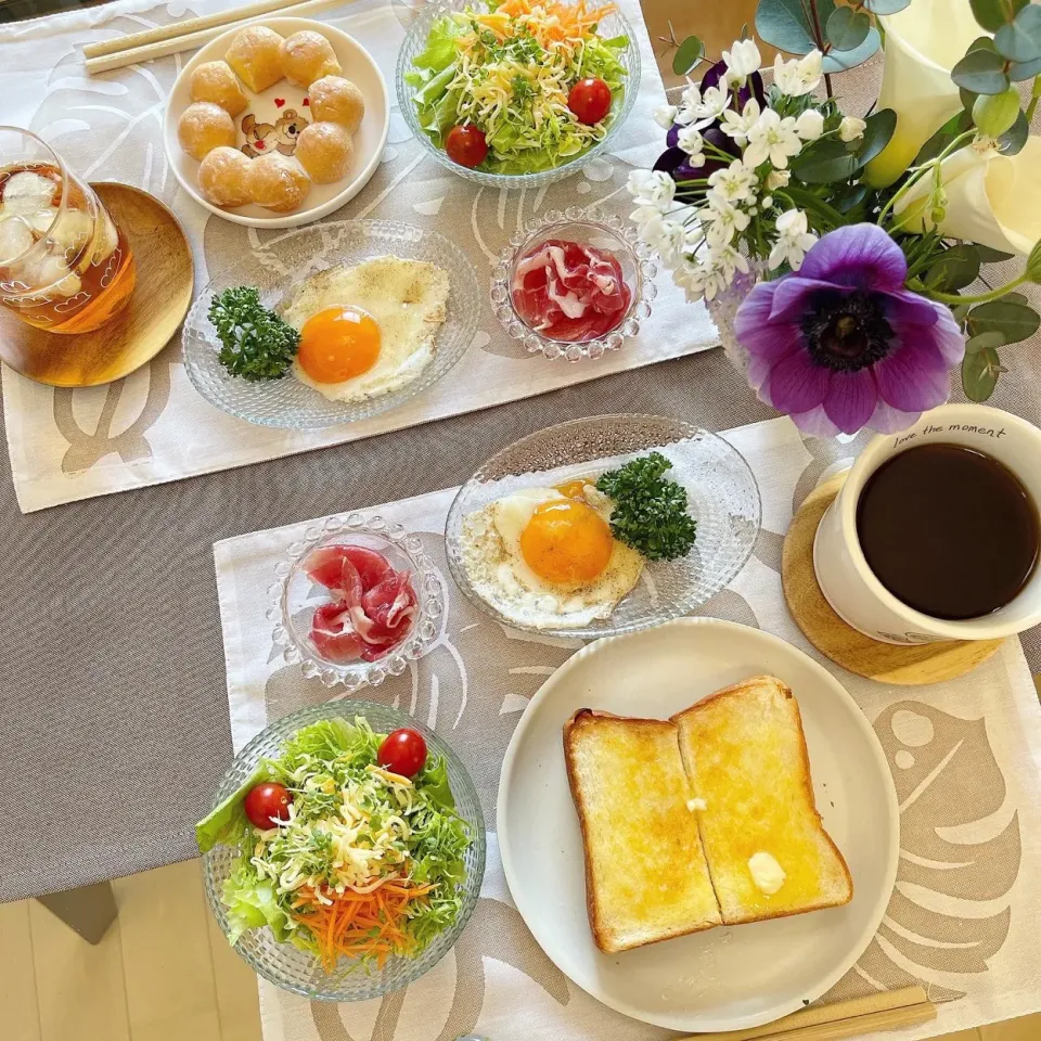 Snapdishの料理写真:2/5❤︎休日モーニング✨🍃

おはようございます🌱今日も良いお天気☀️でも北風が吹き寒いです🙇‍♀️
いよいよ冬季オリンピック始まりましたね🥰
日本選手🇯🇵頑張ってほしいです💪🏻
・バタートースト（乃が美食パン）
・ミスドポンテ・デ・リング
・生ハム
・半熟目玉焼き
・グリーンサラダ|Makinsさん