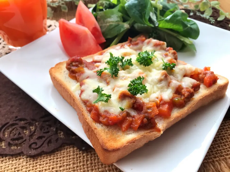 Snapdishの料理写真:いつかの朝食♡キーマカレーが余ったのでキーマカレーピザトースト🍞|まなまな♡さん