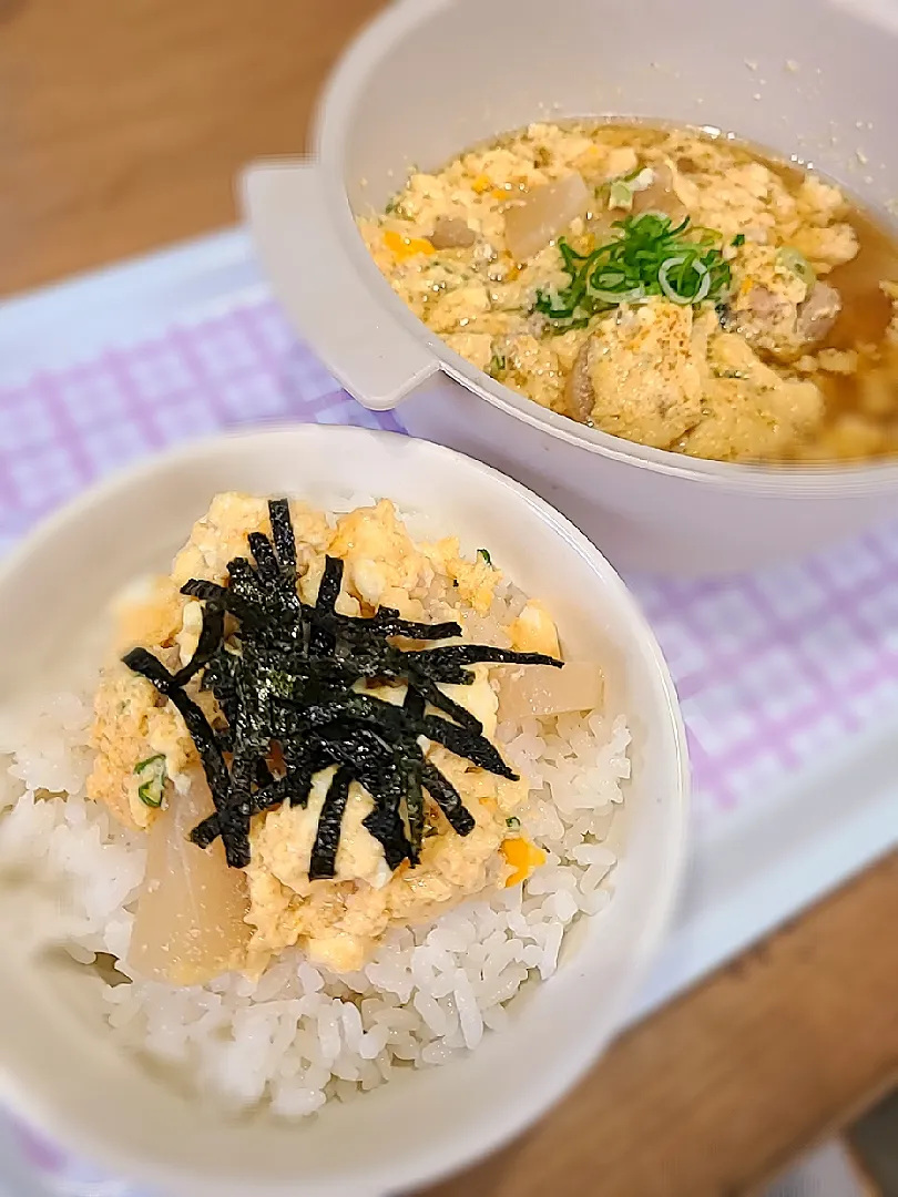 鶏と大根の煮物でリメイク‪😋
玉子を溶いてレンチンしたら親子丼🐔🐣🍚|みぽりん♪さん