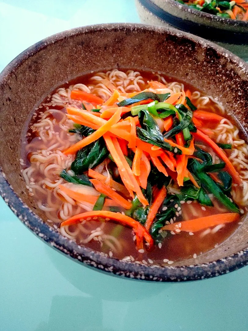 醤油ラーメンにとろけるチーズ野菜炒めトッピング😁|かずにゃさん