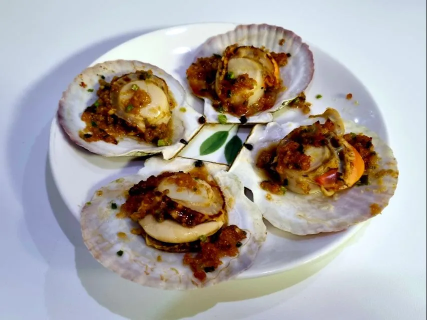 grilled Hokkaido scallops with minced garlic|steven z.y.さん