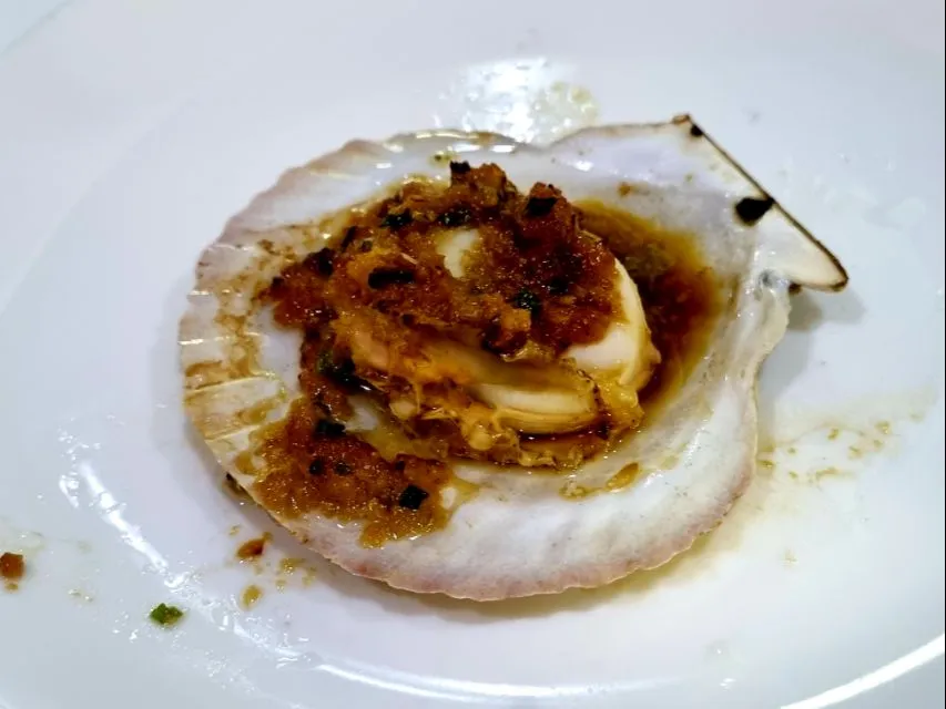 grilled Hokkaido scallops with minced garlic|steven z.y.さん