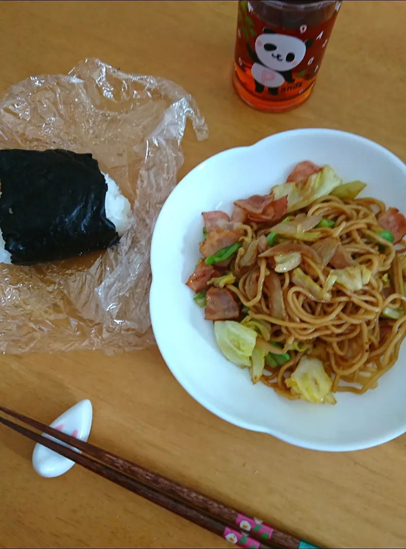 焼きそばとおにぎり|しまだ ちえこさん