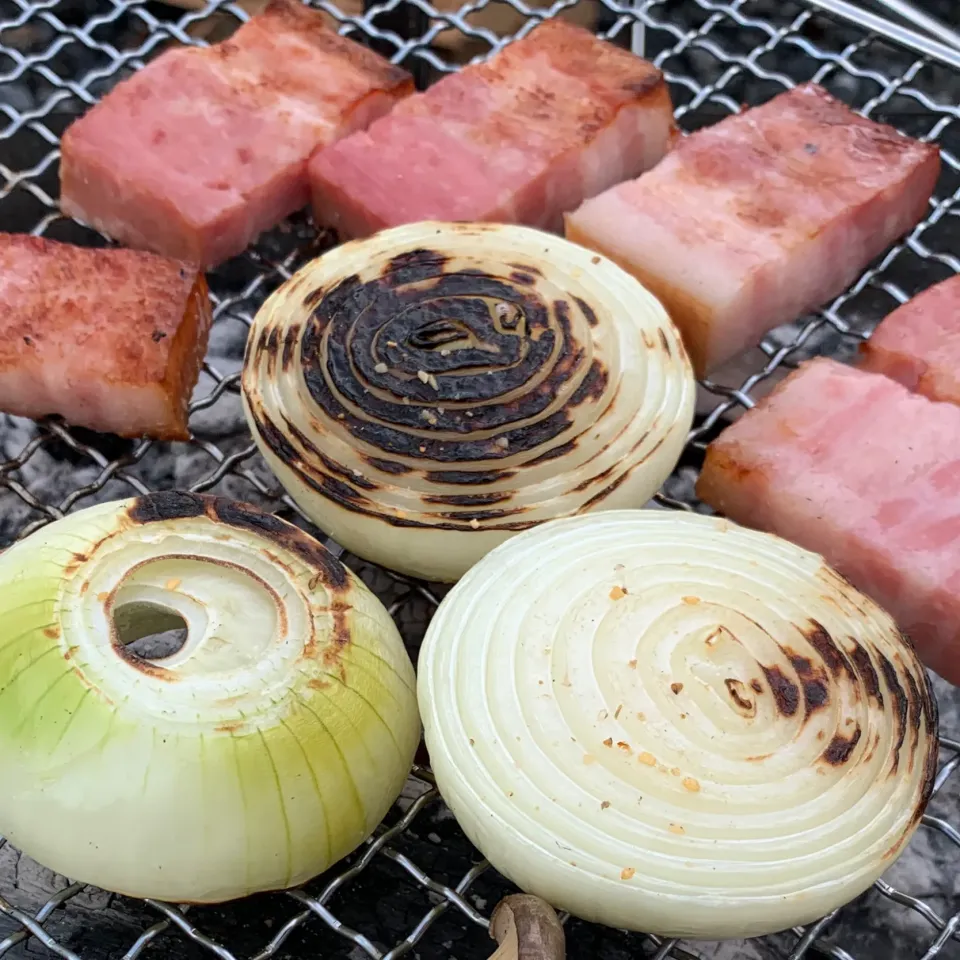 Snapdishの料理写真:キャンプ飯⛺️ベーコンと玉ねぎ焼いただけ|とももさん