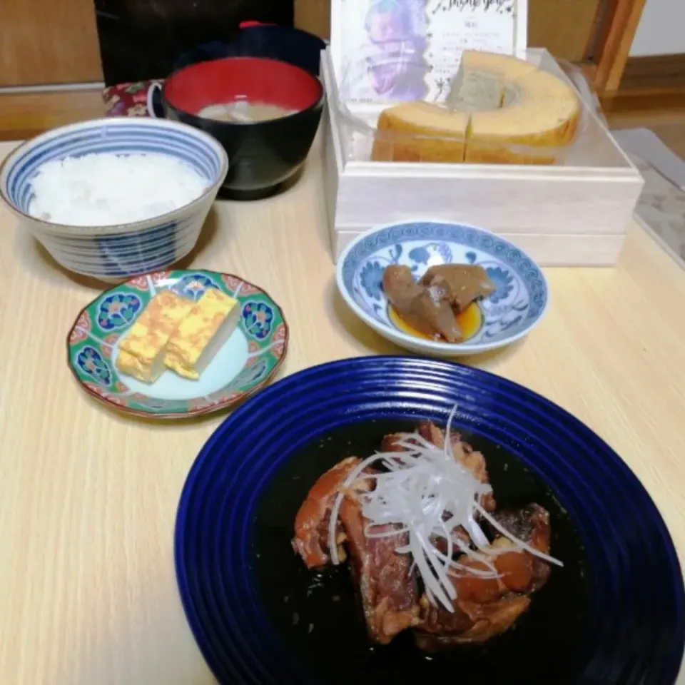 豚軟骨のトロトロ煮込み、こんにゃくの煮物、だし巻き玉子、ごはん、みそ汁、以上自家製。お返しのバームクーヘン。|ariyo4200さん