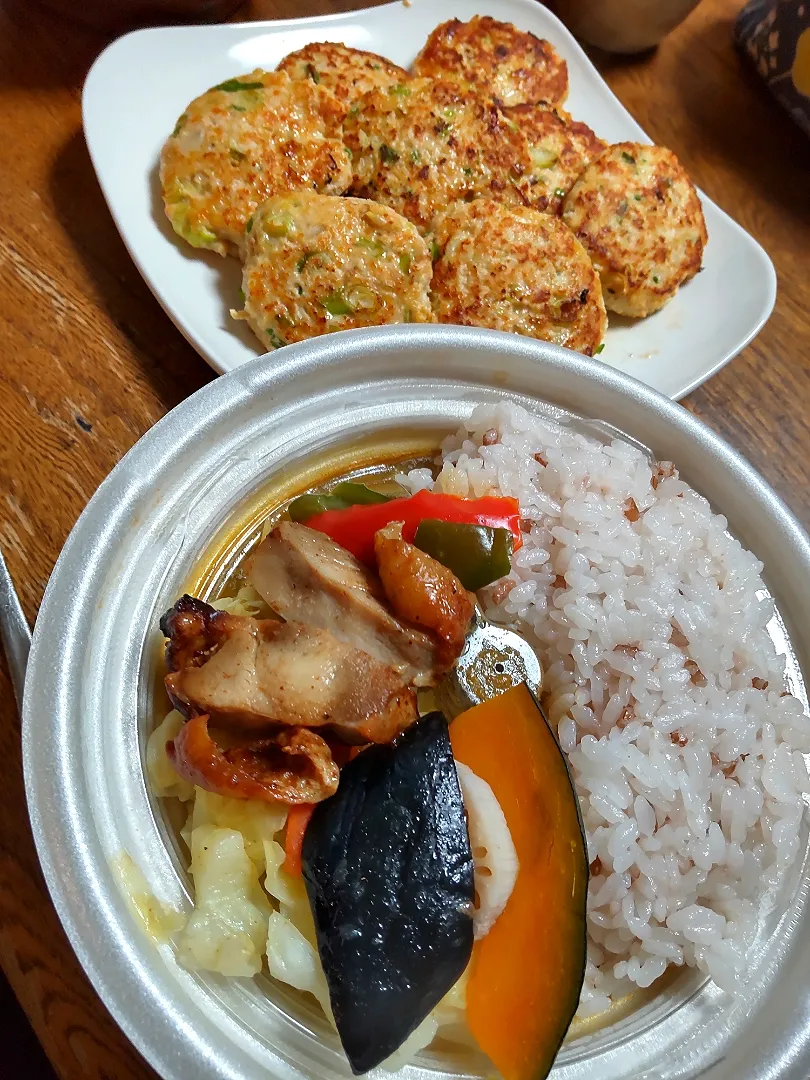 スープカレー
鶏のつくねバーグ|たつかばさん