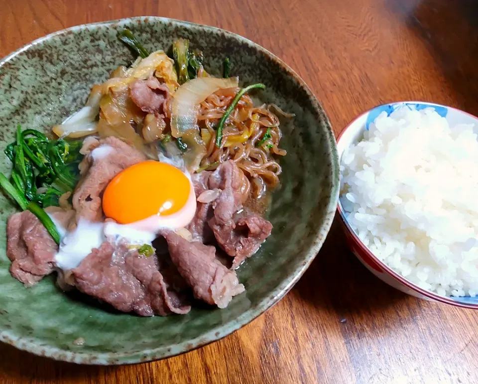 すき焼き

牛肉 玉子
コンニャク
白菜 玉ねぎ ネギ 菊菜|たつかばさん