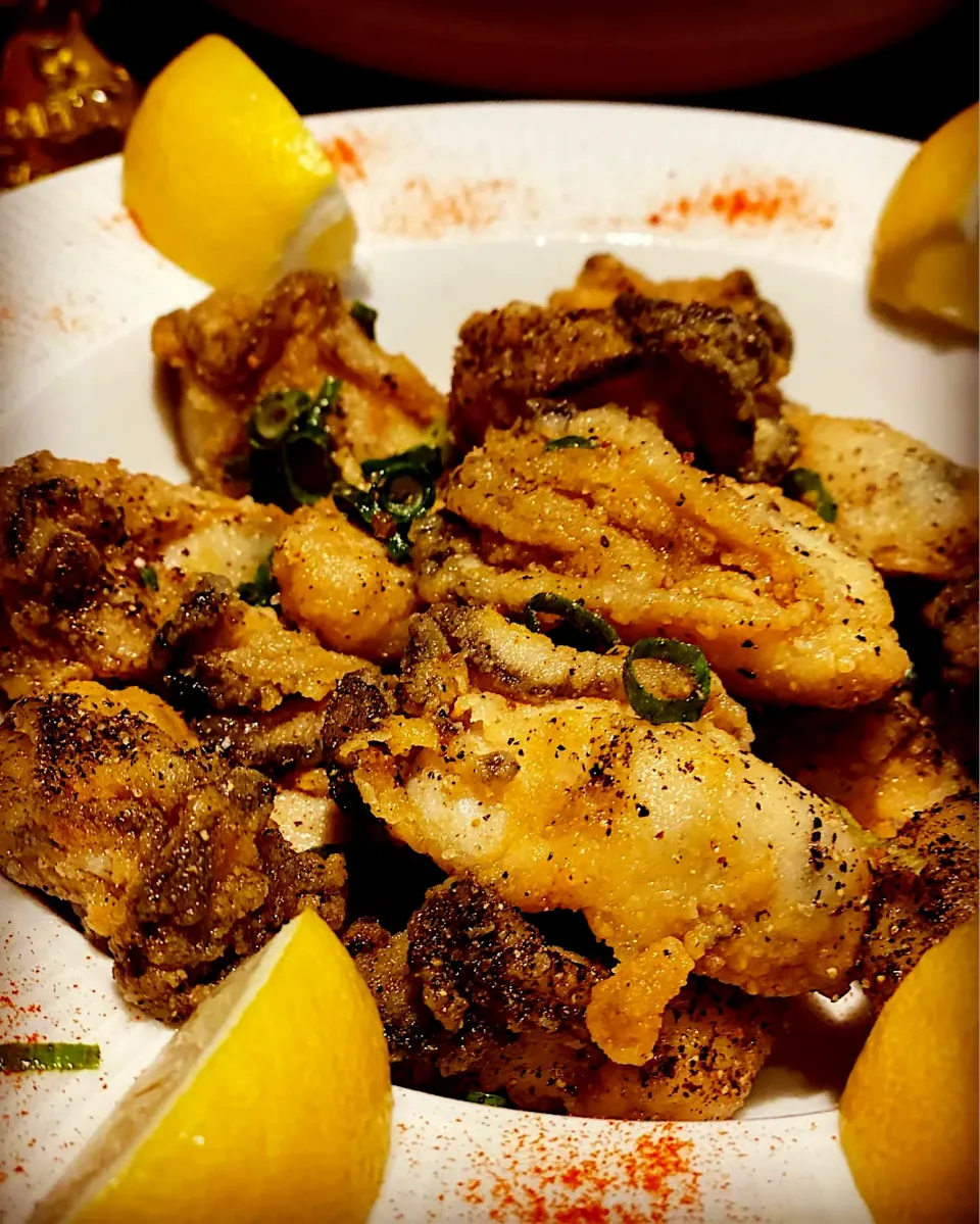 Dinner Dinner Dinner 🍲 
Fresh Fried Oysters 🦪 in Garlic Butter & Chives 
With Pork Steamed Dumplings 
With Fresh Tomato & Basil salad in a sesame vinegar dres|Emanuel Hayashiさん