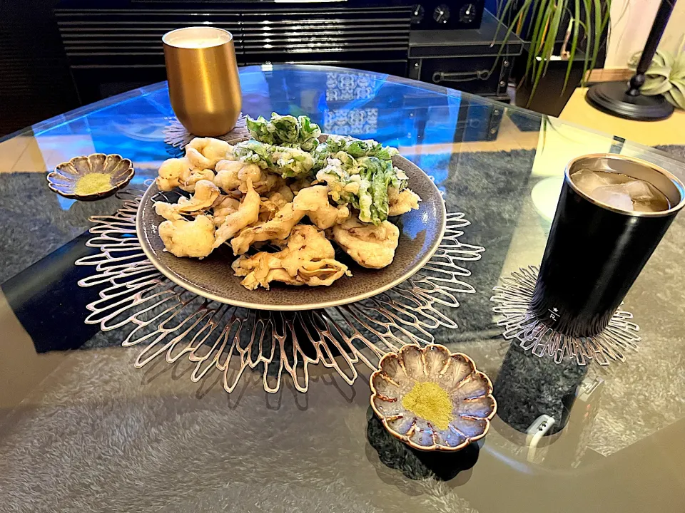 Snapdishの料理写真:今夜の娘の晩酌ご飯🍻　舞茸と春菊の天麩羅✨|yokoさん