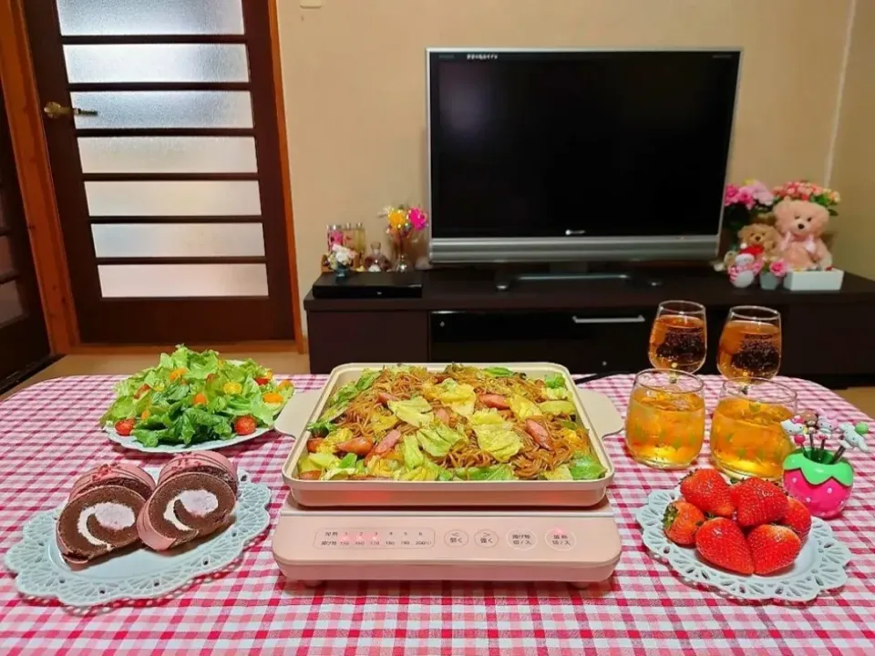 Snapdishの料理写真:❁キャベツたっぷり焼きそば
❁サラダ
❁いちご🍓
❁いちごロールケーキ|みかんちょこさん