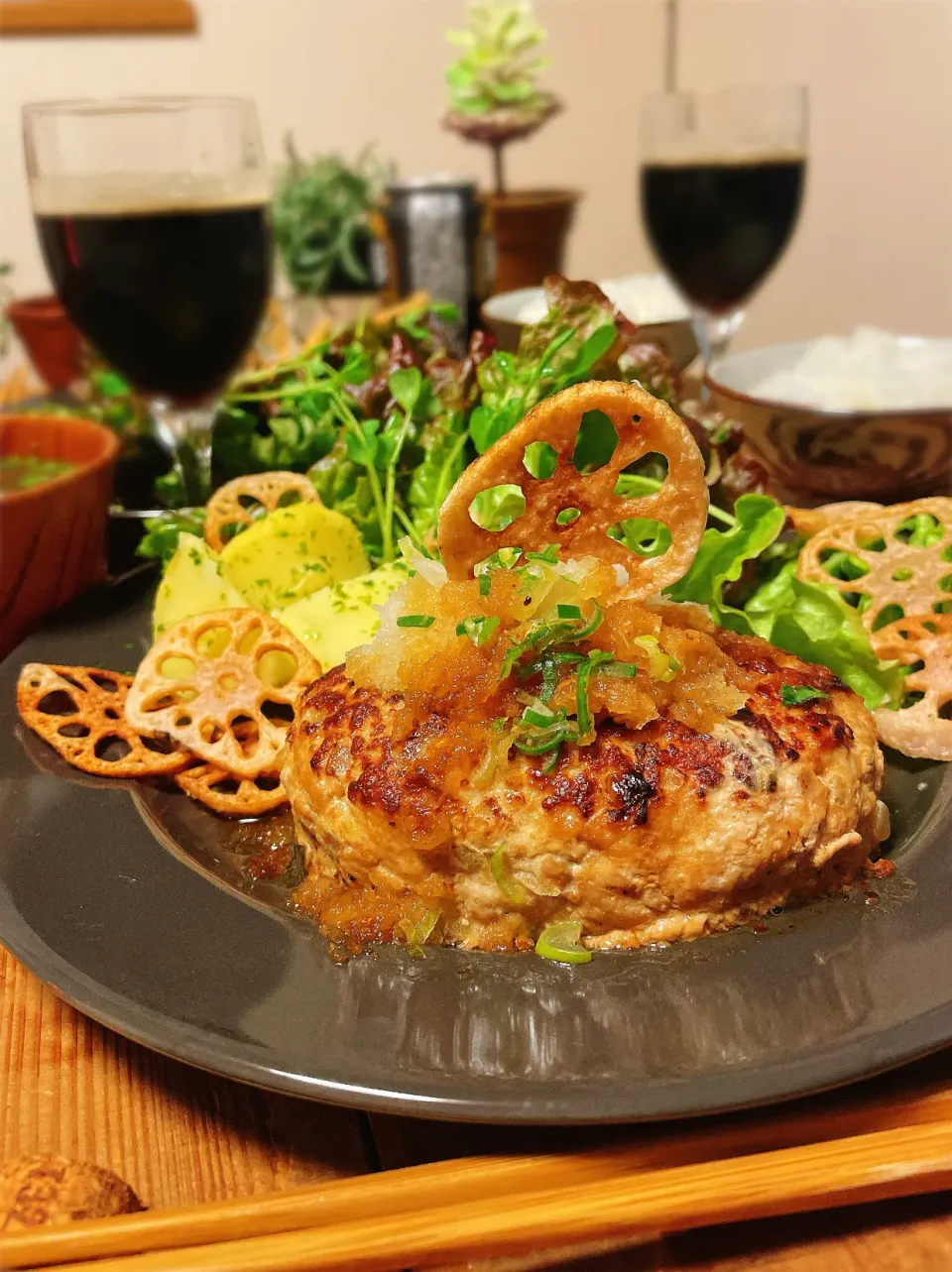 今夜は和風照り焼きソースハンバーグ〜〜　　　　　レンコンチップス添え🍻|Mariruさん