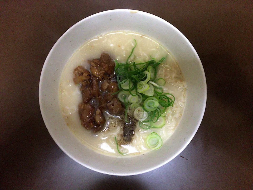 自家製 豚骨ラーメン(焼鳥入)|ばーさんさん