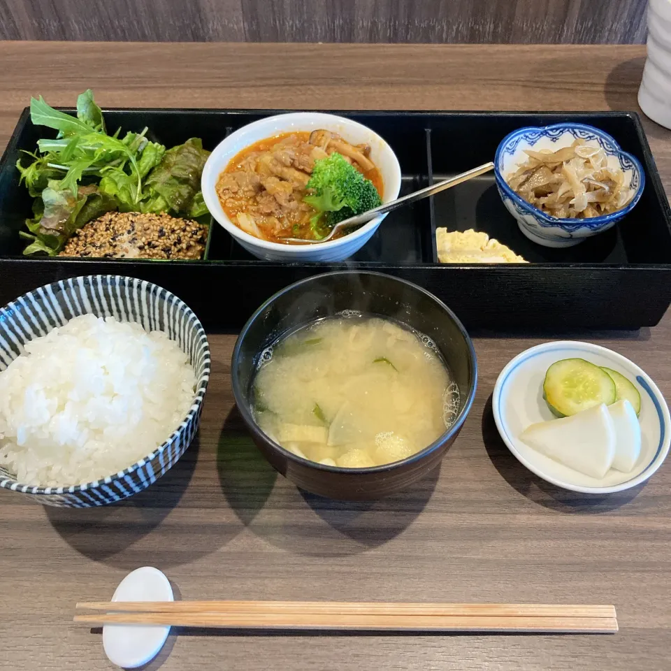 牛肉のトマト煮込み　きんぴらゴボウ　　鮭の胡麻焼き🍅🐟|ちゃみこさん