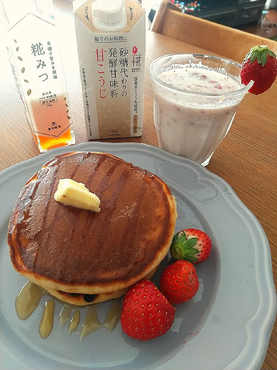 Snapdishの料理写真:甘こうじで、ホットケーキといちごミルク|まきごろうさん