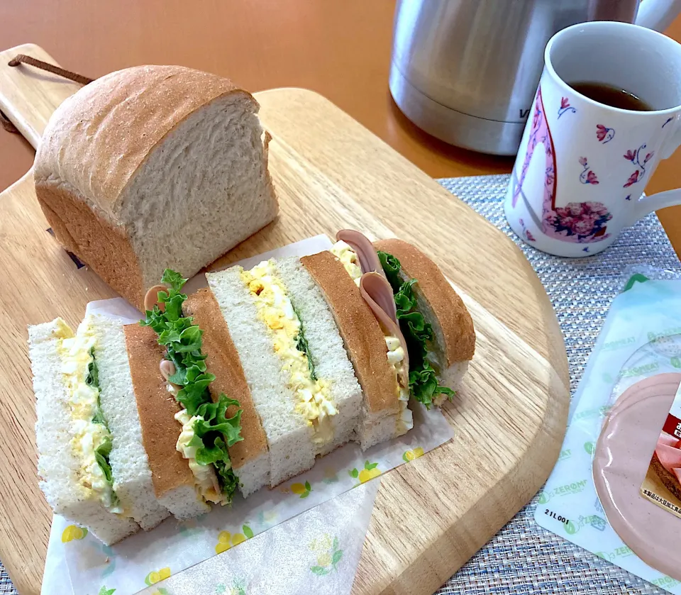 Snapdishの料理写真:ハムとたまごのサンドイッチ〜全粒粉食パン|オレンジまゆゆさん