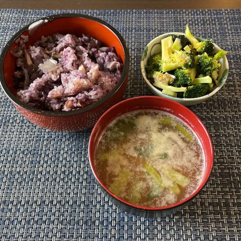 椎茸の炊き込みご飯・ブロッコリーのナムル・小松菜と里芋の味噌汁|a-parkさん