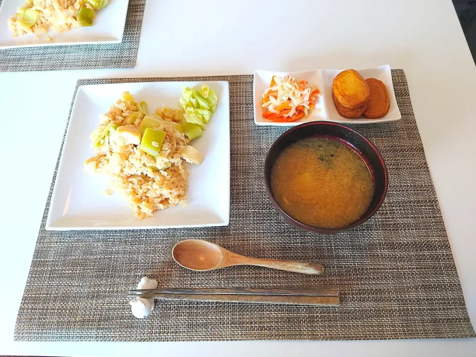 今日の昼食　ホタテと長ねぎの炊き込みご飯、切り干し大根の煮物、さつま揚げ、じゃがいもとわかめの味噌汁|pinknari🐰🌈さん