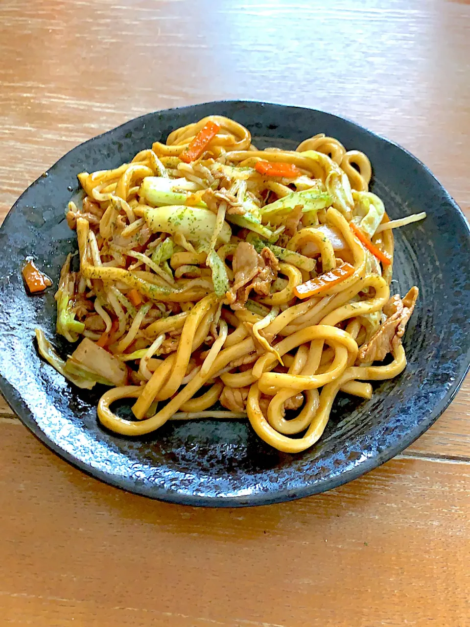 休日のお昼ごはん　焼きうどん✨|もぐぷーさん