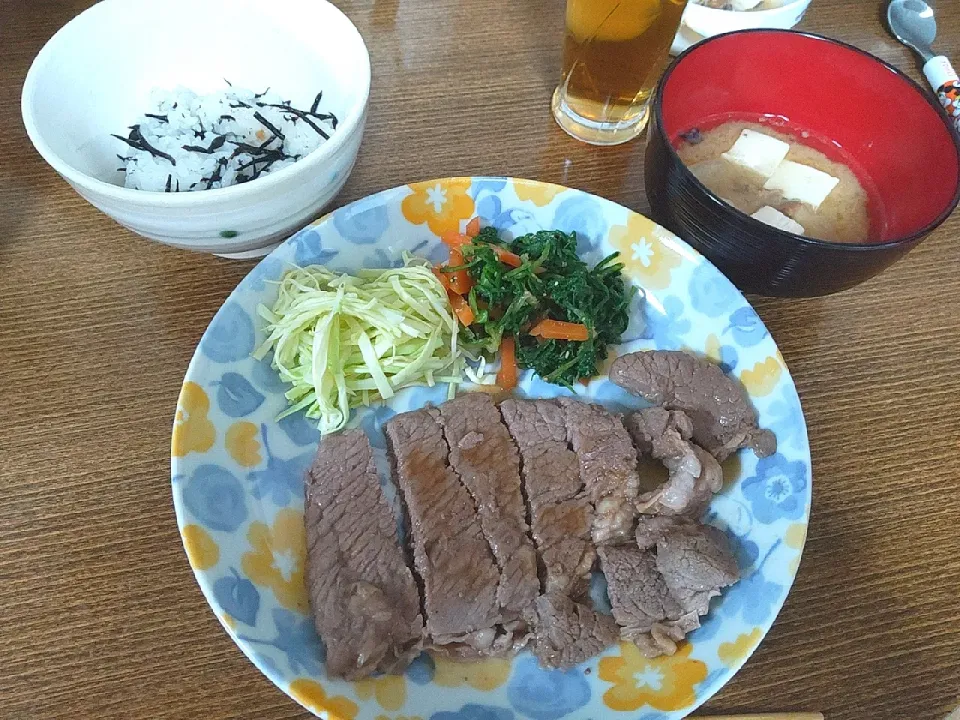 ステーキ
春菊と人参のごま和え
ひじきの混ぜごはん
鯖缶と豆腐の味噌汁|尚さん