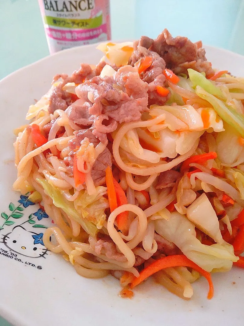 Snapdishの料理写真:野菜たっぷり焼きそばでランチ❗|かずにゃさん