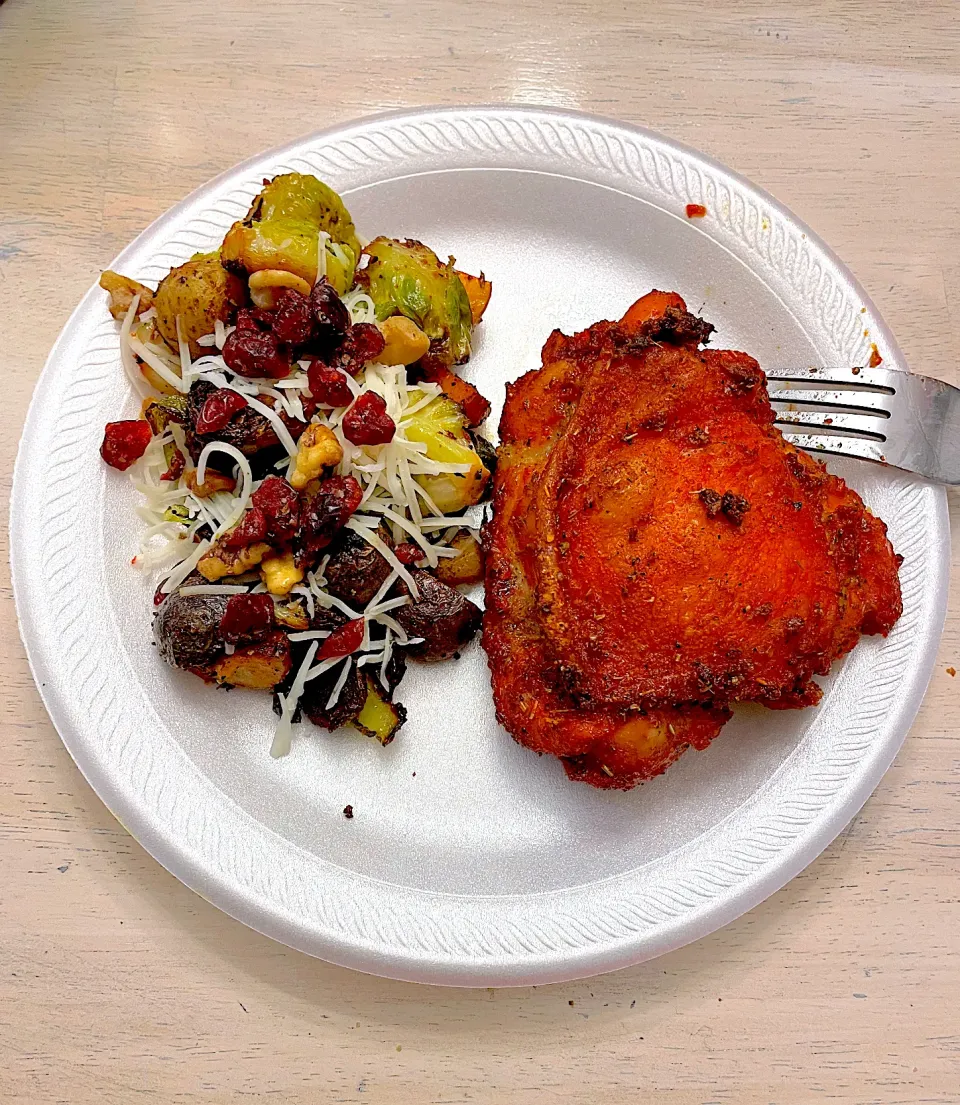 Oven Baked Chicken w/oven roasted Brussel sprouts, potatoes, glazed walnuts, dried cranberries & pepper jack cheese|Rafael Pachecoさん